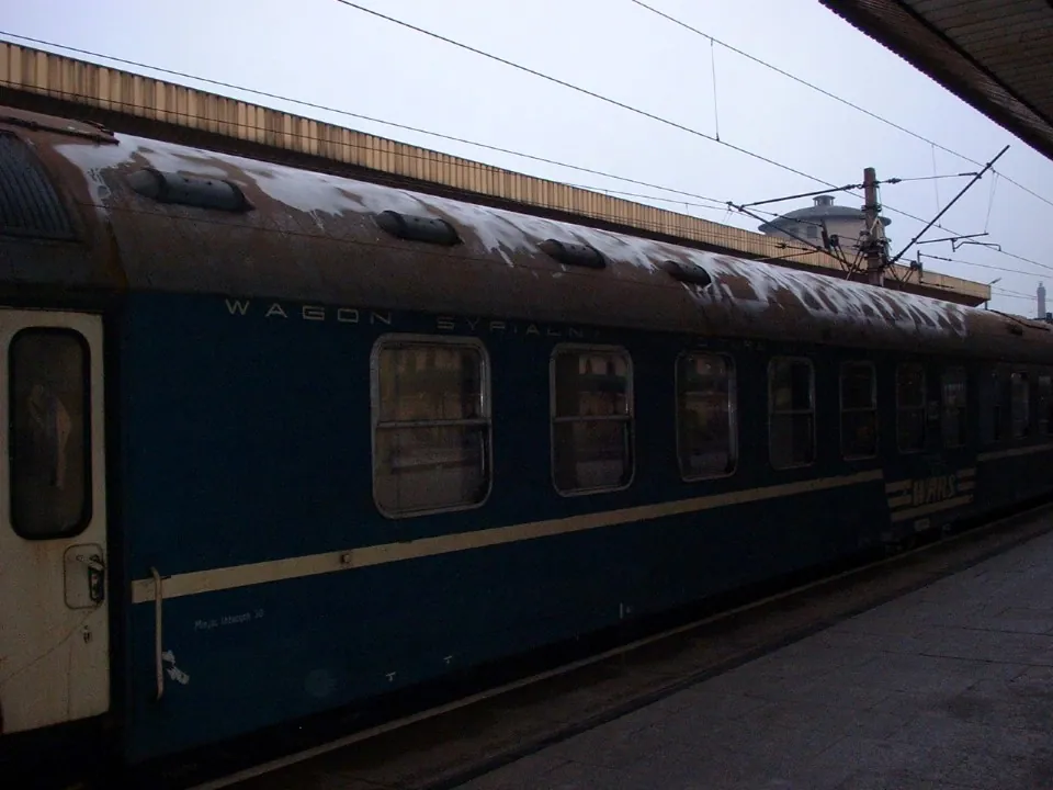 Sleeper car polish rail