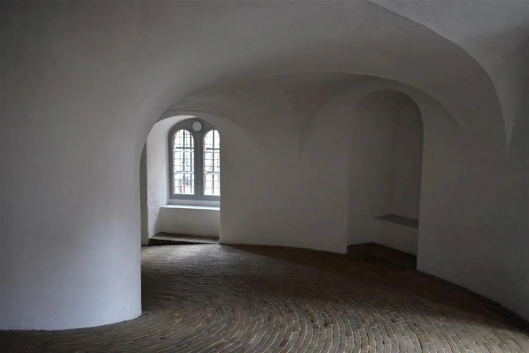 G19.1 the round tower wed 19 jul 10