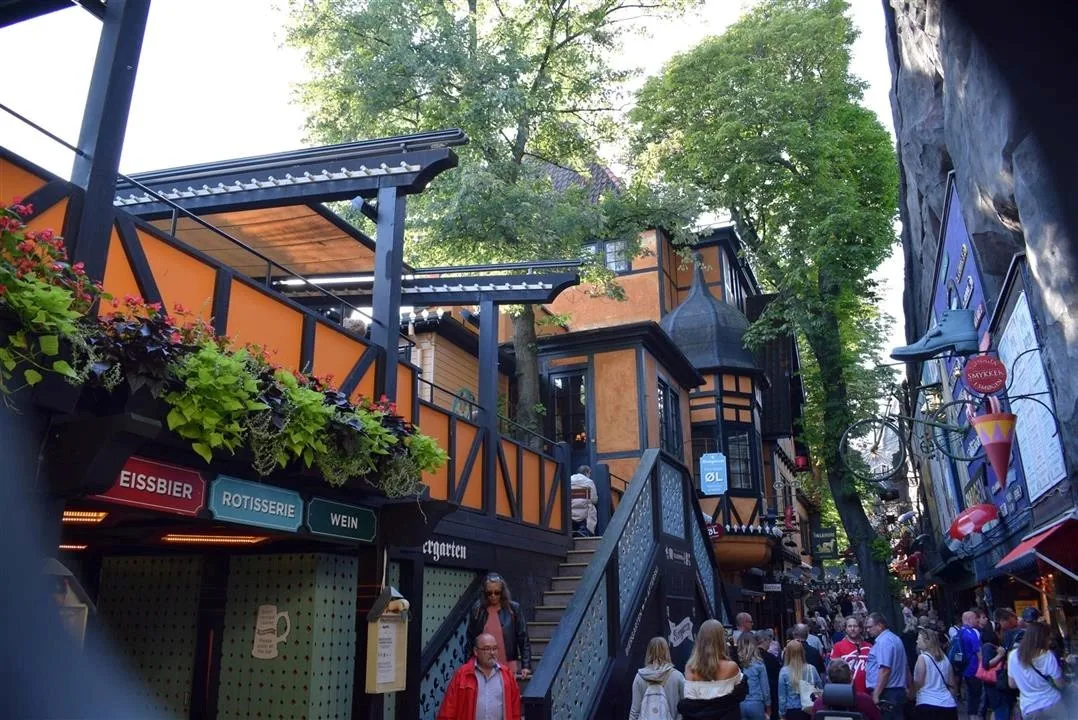 G19.4 tivoli gardens cont. wed19 jul 37